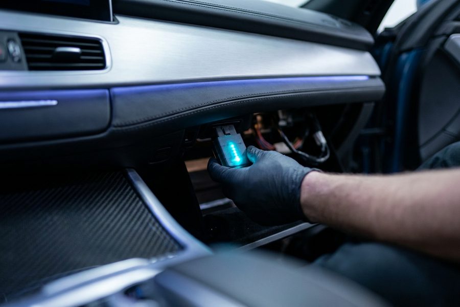 Boîtier de programmation à distance branché sur la prise OBD